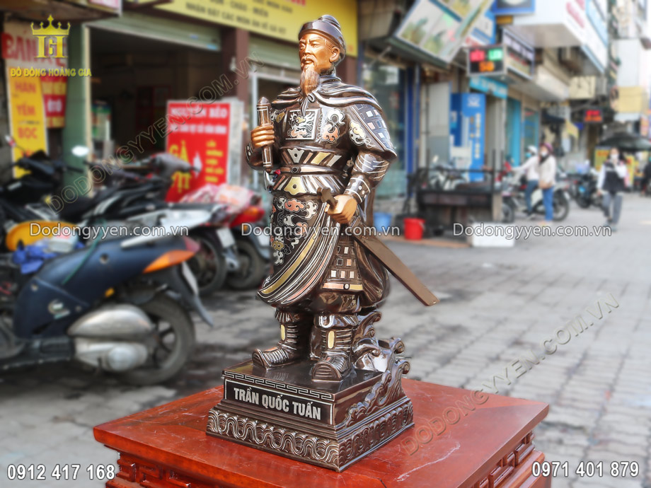 Pho tượng đồng Trần Quốc Tuấn với gương mặt thần th&aacute;i v&agrave; d&aacute;ng đứng oai phong